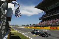 今シーズン初のポールポジションを獲得したロズベルグ。レースでは後続のセバスチャン・ベッテル、出遅れたルイス・ハミルトンが2位を争う間、余裕をもってトップを走行でき、5戦目にして待望の初勝利を勝ち取った。（Photo=Mercedes）
    