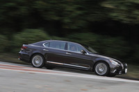 車重は約2.4トンにも達するが、ワインディングロードでも安心してステアリングホイールを切り込める。