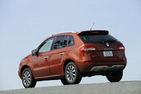 フロントと異なり、リアビューには変化がない。ボディーカラーは白、黒、灰、橙、赤の5色で、いずれもメタリック塗装。ホイールのデザインも新しくなっている。
