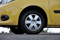 タイヤサイズは「ゼン」「アクティフ」とも195/65R15。スチールホイール＋カバーが標準。