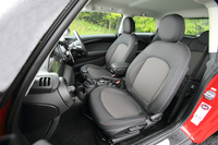 前席はシートの構造の見直しによって、各部の調整幅が拡大。より自然な着座姿勢がとれるようになった。
    