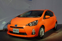 トヨタ、新型ハイブリッド車「アクア」を発売の画像