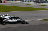 スタートでポールシッターのハミルトン（奥）と予選2番手のニコ・ロズベルグ（手前）が軽く接触。ロズベルグはコース外にはじき出され、オープニングラップを10位で終えた。メルセデス同士のこの接触について、ロズベルグは、お互いレースしていたのだからやむなし、との考えを示した。（Photo=Mercedes）