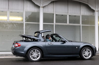 電動のハードトップを備えるRHT。ルーフのほか、フロントグリルやドアハンドルの意匠がソフトトップ仕様車と異なる。
	【スペック】VS RHT：全長×全幅×全高＝4020×1720×1245mm／ホイールベース＝2330mm／車重＝1160kg／駆動方式＝FR／2リッター直4DOHC16バルブ（162ps/6700rpm、19.3kgm／5000rpm）／価格＝295.0万円（テスト車＝301万3000円／BOSEサウンドシステム＋7スピーカー＋CDチェンジャー＝6万3000円）