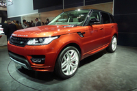 2013年の東京モーターショーにおいて、日本で初公開された「レンジローバー スポーツ」。2013年11月30日に発売された。
    