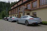 今回のマイナーチェンジではエクステリアも刷新。より傾斜したリアウィンドウや、テールゲート、リアスポイラーの形状の変更など、リアビューが大きく変わっている。
    