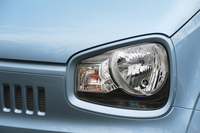 デザイナーいわく「眼鏡をイメージ」したという縁取りが特徴的なヘッドランプ。新型「アルト」のヘッドランプは、今のところ全車ハロゲンのみの設定だ。
    