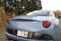 まさか、と思ったけれどトランクスルー機構が備わっていた。後席バックレストを倒すと、スキーやゴルフバッグは難しいにしても、スノボぐらいだったら楽に積めそうなスペースが生まれる。
（写真をクリックすると、荷室の開閉アクションが見られます）