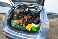 デイキャンプとカヤック、そしてアウトドアクッキングの荷物を積んだ「三菱アウトランダーPHEV」のラゲッジルーム。後席の右側をたたまなければならなかったが、それでも4人が乗車できるスペースを確保できた。