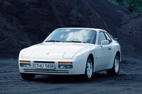 実は、一時期ホントに次期マイカーとして「ポルシェ944ターボ」を考えていたことがありました……。読者諸兄姉には説明不要のことだろうけれど、「日産スカイライン」や「トヨタ・スープラ」「マツダRX-7」など、往年の国産スポーツモデルのベンチマークとなった名車である。