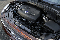 「XC60 T5 SE」に搭載される2リッター直4ターボエンジンは、245psと35.7kgmを発生する。