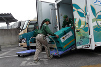 今回の記者発表会では集配の実演も実施。これまではコンテナを車外で組み立ててからそこに荷物を入れていたが、荷室の大幅な低床化により、写真の通り、荷物を入れたコンテナをそのままやり取りできるようになった。