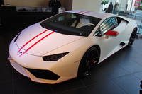 この日披露された「ウラカン」のデモカーは、マットホワイトのボディーカラーとレッドラインが特徴。国内各地で展示された後は、販売される予定とのこと。