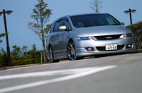 【スペック】
	オデッセイアブソルート（ベース車）：全長×全幅×全高＝4765×1800×1550mm/ホイールベース＝2830mm/車重＝1640kg/駆動方式＝FF/2.4リッター直4DOHC16バルブ（200ps/6800rpm、23.7kgm/4500rpm）/価格＝273万円
	 