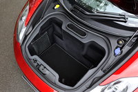 キャビンより前方のスペースは、ラゲッジルームにあてられる。その内壁には、書類や小物の収納に便利なネットが備わる。