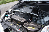 ファインチューンされるエンジンは、専用ECM、エアエレメント、プラグ、キャタライザー、マフラー、軽量フライホイールなどを装備。上記のセットで55.0万円だ。試乗車はこれに加えて、12.5万円のオイルクーラーと、3200円のラジエターキャップが付いていた。