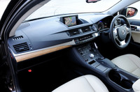 水平基調のデザインとされたインテリア、適度な囲まれ感を演出しつつ、ドライバーズカーとしての居住性を確保したという。