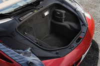 エンジンをキャビン後方に搭載する「458スパイダー」。ボンネットの下は容量230リッターの荷室にあてられる。