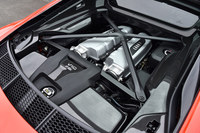 自然吸気の5.2リッターV10直噴エンジン。「V10」では540psと55.1kgm、「V10プラス」では610psと57.1kgmの最高出力および最大トルクを発生する。