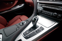 「650iカブリオレ」は、グレーポプラウッドトリムが標準設定となるが、テスト車には、無償で選べるファインカッティングアルミトリムが装備されていた。