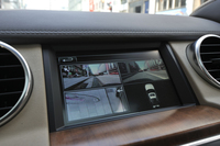 運転支援のアイテムとして、5台のカメラを装備する「ディスカバリー」。2014年モデルでは、死角から近づく他車両や、冠水した道路や小川の水深も警告の対象とするなど、安全装備の強化が図られている。
    