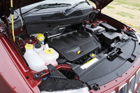 「パトリオット」のベースグレード「スポーツ」と同じ156psの2リッター直4エンジンを横置きする。