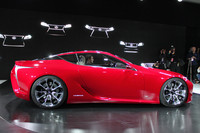 「LF-LC」のシルエットは、スーパースポーツ「LFA」を思わせる。