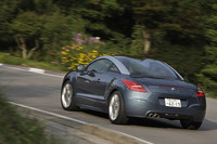 ふたつのコブが隆起するルーフの形状は、そのままリアのガラスに受け継がれる。ウィンカーとポジションランプはLED。日本仕様は、156psエンジン＋6ATの右ハンドル仕様と、200psエンジン＋6MTの左ハンドル仕様の2グレードが用意される。前者が399万円、後者が423万円となる。
