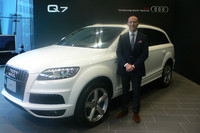 アウディジャパンのドミニク・ベッシュ社長と新型Q7。
