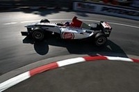 ジェンソン・バトンは大クラッシュし、大事をとって予選、決勝を欠場。BARホンダでひとり気をはいたジャック・ヴィルヌーヴ（写真）だったが、バトンのクラッシュと同じ場所、ヌーベルシケインでマシントラブルにより戦列を去った（写真＝本田技研工業）