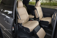 前後800mmのロングスライドが可能な、2列目キャプテンシート。ひざ下をサポートするオットマンも標準で備わる。