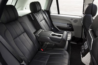 ホイールベースの延長によりレッグルームは118mm拡大され、リアシートにはリクライニング機能が追加された。
