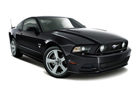 「フォード・マスタング」
    1964年に発売されると大ヒットし、ポニーカーのジャンルを確立した。『ブリット』でのカーチェイスは、映画史に残る名場面だ。今年50周年を迎え、記念イベントが行われるとともに7代目となる新型が発表された。