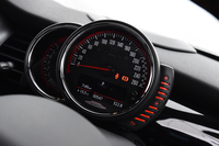 ステアリングホイールの奥には、独立型のメーターが置かれる。中央はスピードメーターで、その左側にタコメーター、右側にフューエルゲージがレイアウトされている。
    