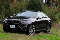 テスト車にはオプションの「デザイン・ピュア・エクストラヴァガンス・エクステリア」（28万5000円）が装着されており、グリルやドアミラーなどがセリウムグレーに塗装されていた。