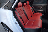 定員3人の後席。プライバシーガラスや電動式ブラインド、独立式エアコンなどの快適装備が備わる。
    