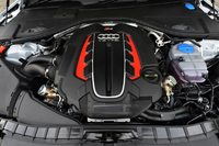 4リッターV8ツインターボエンジンにはシリンダーオンデマンド機構が備わり、定速走行時などに4つのシリンダーを休止させる（残りの4気筒で走行する）ようになっている。JC08モード燃費は10.4km/リッター。