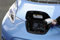 車体正面にある、給油口ならぬ充電口。向かって右が家庭用の「普通充電ポート」で、左が「急速充電ポート」だ。前者を使えば空から満タンまでに8時間、後者なら空から80％充電までに30分を要する。