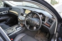 外観同様、インパネまわりも大胆な造形とされた。写真は、オプションの「プレミアムインテリアパッケージ」装着車。ステアリングホイールやシート表皮、加飾パネルなどが標準車と異なる。
