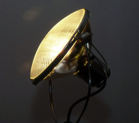 ヘッドランプをモティーフにしたインテリアライト。
