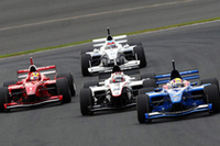 セーフティーカー導入時の4周目にピットインを済ませたNo.7 片岡龍也（写真右）がトップ、No.36 アンドレ.ロッテラー（同中央）を巧みにブロックするが、さらに後ろからNo.1 ブノワ.トレルイエとNo.31 ロイック.デュバルが追撃、四つ巴の戦いに。