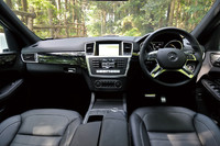 外観や走行フィーリングと同様に、インテリアもさらに洗練された。手元の「COMANDコントローラー」で、カーナビその他を直感で操作できるのは最近のメルセデスの流儀だ。