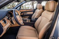 他のベントレー車と同様に、内装にはレザーとウッドがふんだんに用いられる。シートはショルダー部とクッションの両脇にダイヤモンドキルトを施した新デザインのもの。