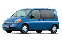 2001年12月にデビューした7人乗りのコンパクトミニバン、「モビリオ」。欧州の路面電車をモチーフにしたユニークな外観で知られた。