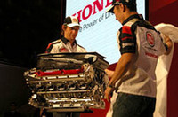 新型エンジンは、さらなる小型化、低重心化に加え、2GPウィークまるまる戦えるだけの寿命を持つという。