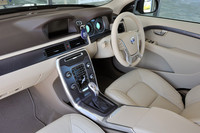 インテリアカラーは全モデルでこの「ソフトベージュ」のほか「オフブラック」も選べる。いずれもシートは本革（写真は「V70」）。