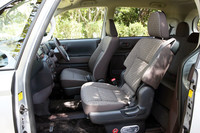 「ポルテ」は、グレードによりフロントのシートタイプが異なる。上級グレード「G」は運転席に快適温熱シートを採用するセパレートシート、「F」は撥水（はっすい）タイプのセパレートシート、「Y」はベンチシート、「X」はセパレートシート（写真）となる。助手席は乗車時で520mmの前後スライドができ、バックレストを前に倒してテーブルモードにすると700mmのスライドが可能となる。