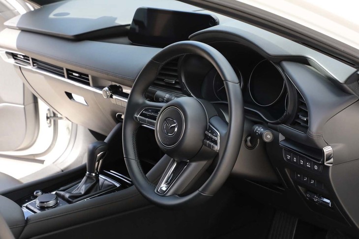 「マツダ3ファストバック」（eスカイアクティブX搭載車）のコックピット。今回はAT車（写真）とMT車に試乗した。