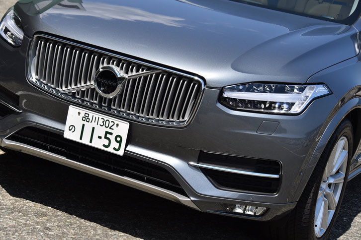 従来のモデルからイメージが一新されたフロントまわり。ヘッドランプに加え、グリルやエンブレムの意匠も改められている。