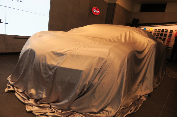 オープニングセレモニーの前、アンベールを待つ「ブガッティ・シロン」。